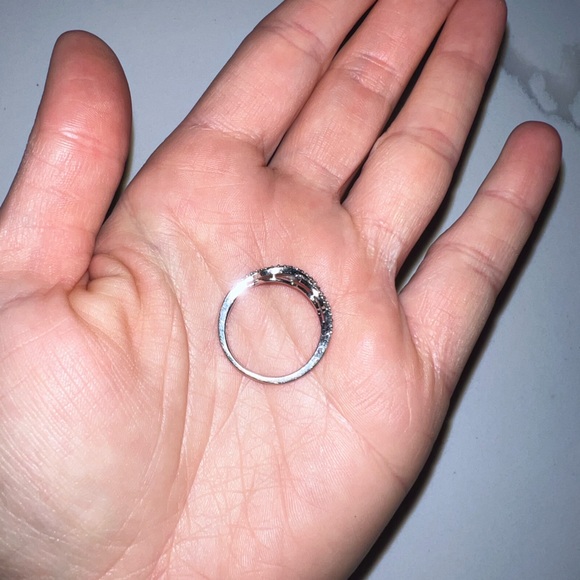 Diamond infinity ring - sterling silver - size 7 - excellent condition. - Picture 5 of 5